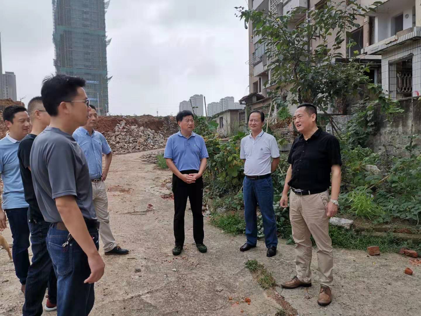 為加快方家沖、造紙廠和桂花園新安置區(qū)建設(shè)，2019年9月5日下，市城建集團(tuán)總經(jīng)理衛(wèi)民陪同市政府副秘書長劉陳寅深入項(xiàng)目建設(shè)現(xiàn)場，調(diào)度推進(jìn)安置區(qū)征遷工作.jpg