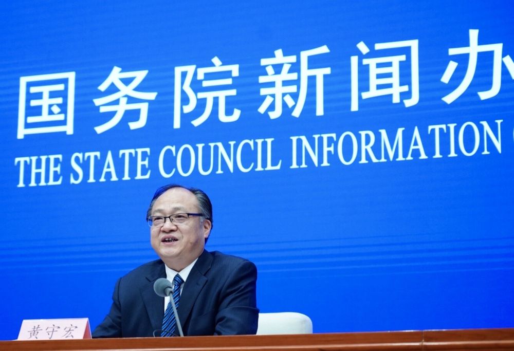 5月22日，國務(wù)院新聞辦邀請政府工作報告起草組負責人、國務(wù)院研究室主任黃守宏解讀政府工作報告有關(guān)情況。新華社記者　陳建力　攝