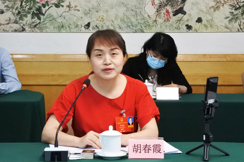 5月23日，全國人大代表胡春霞在參加分組審議政府工作報告時發(fā)言。新華社記者　吳雨　攝